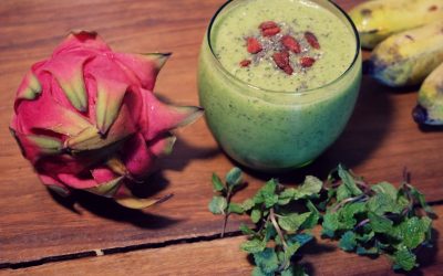 Dragon Fruit Strawberry Green Smoothie