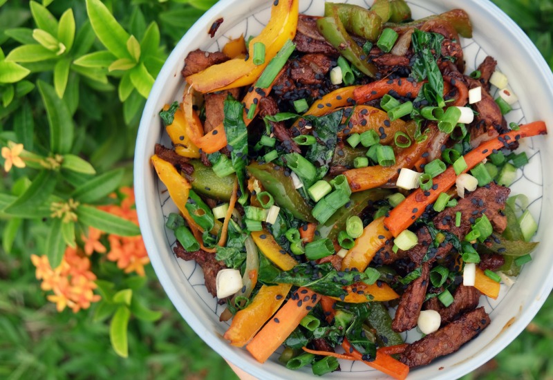 Korean-Style Steak Bowls with Bell Pepper and Sesame Seed Dressing